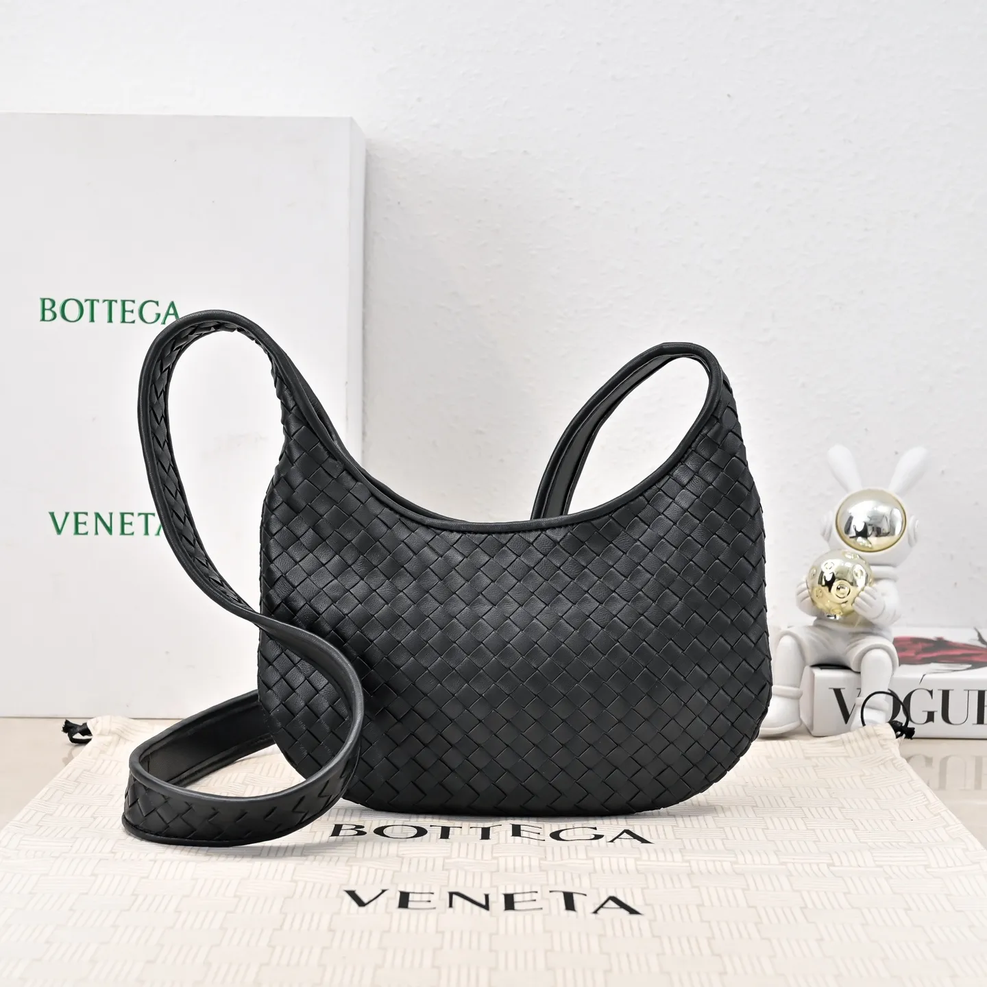 Batch 1660 BV intricate woven leather crossbody bag. Practical design. Made of soft cowhide weaving technology. The upper body has a high-end feel [Victory] zipper opening and closing method, which makes it more secure. It is light and comfortable to use. The crossbody shape is large enough and has full fashion attributes. ‼ ️Regardless of men and women, it is super versatile for any crowd or scene. Size: 27*17*2.5cm Model: 6918